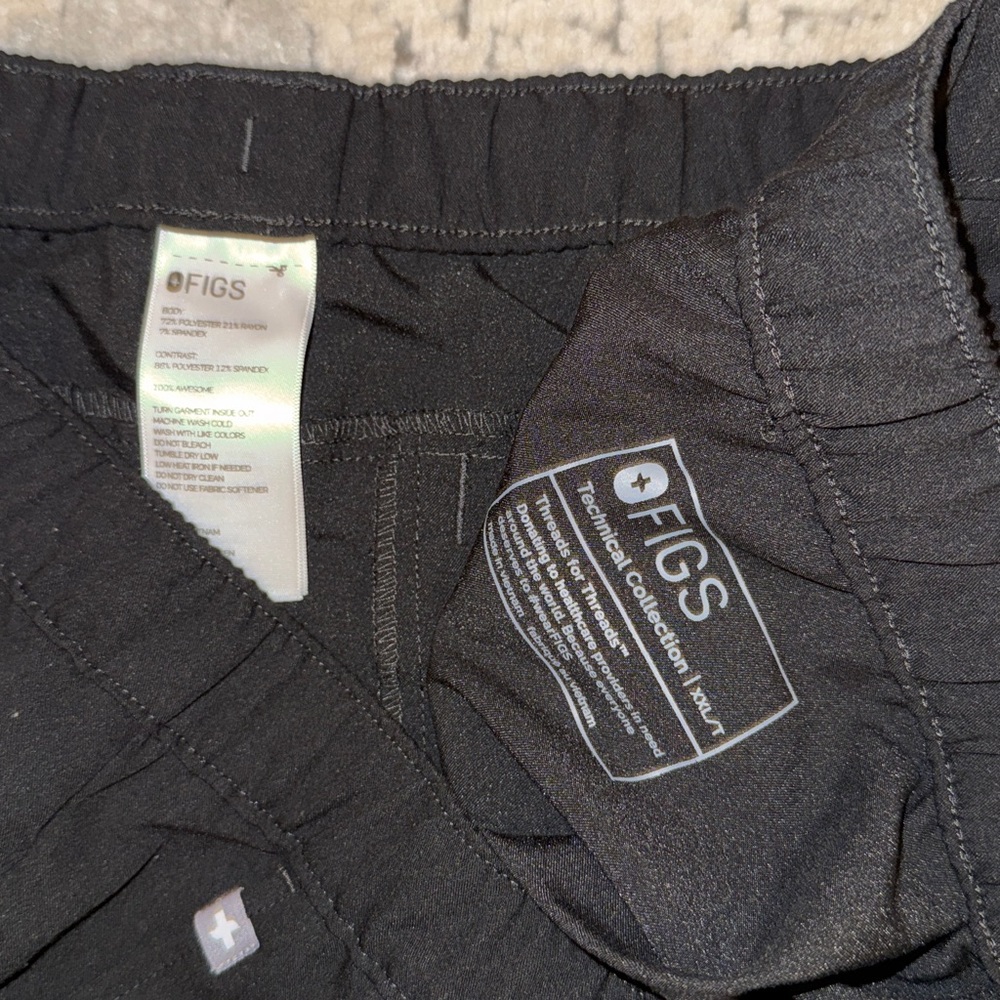 Figs Men's Black Scrub bundle - Picture 8 of 8